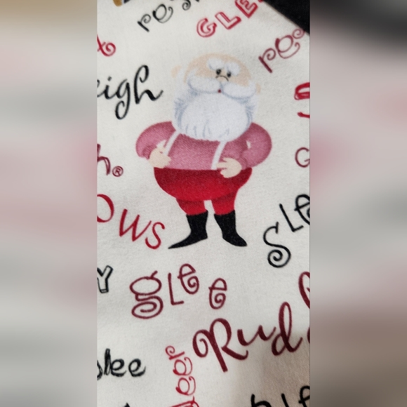 Women's Rudolph the Red Nose Reindeer Scrub Top Christmas Sz M  2 Pockets - Picture 8 of 11